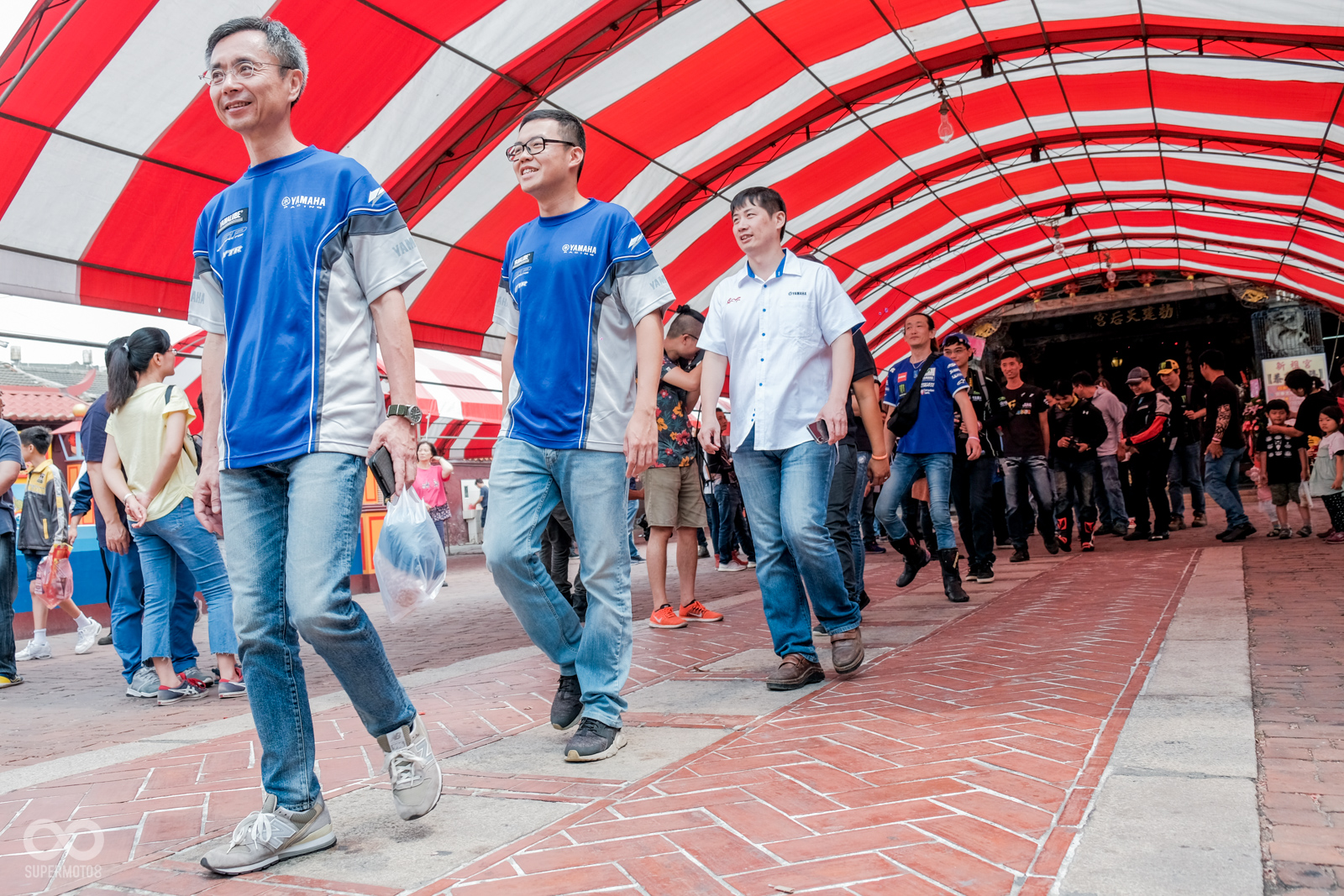 廟宇前的步道可以除壞運,所有人依序通過