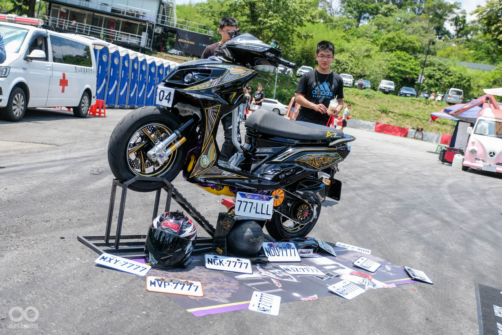 7777車牌滿地撒！相當用心佈置自己的展示區