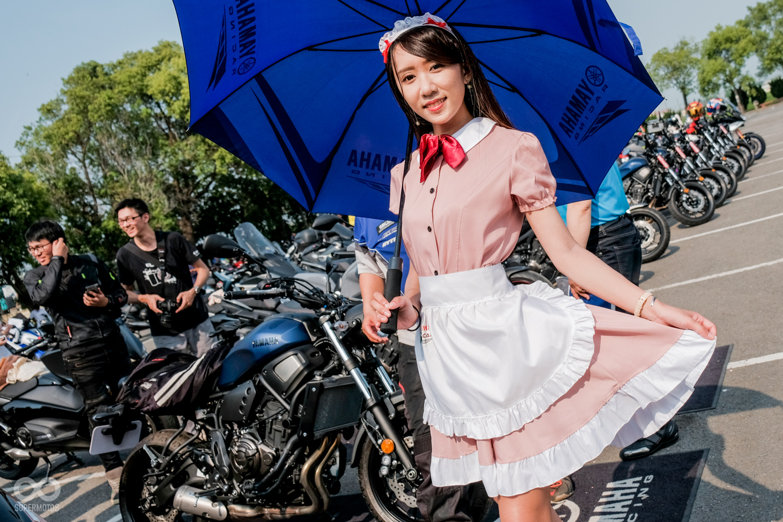 打扮女僕裝的YAMAHA咖啡女郎吸引不少車主爭先拍照