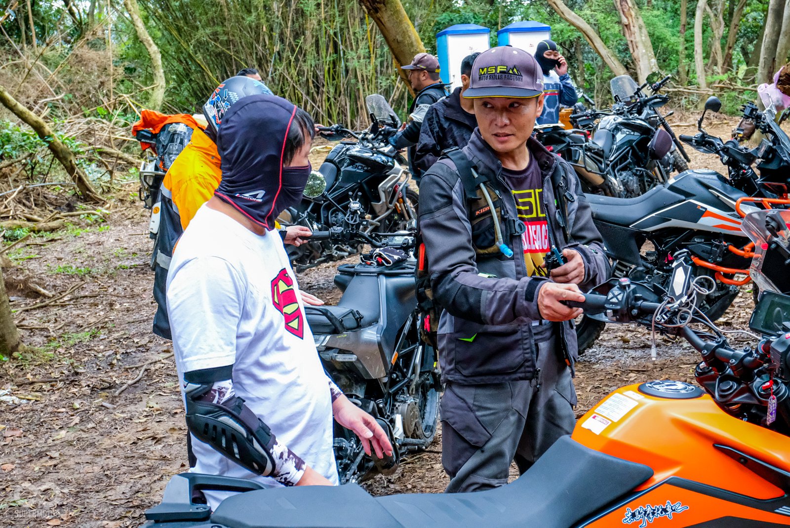 教練們細心帶領學員找到車輛的重心平衡點