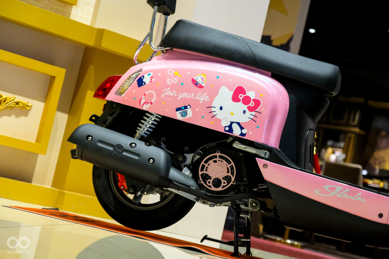 除了車身兩側的Hello Kitty專屬彩貼之外,更配有相當搶眼的Hello Kitty造型風扇蓋