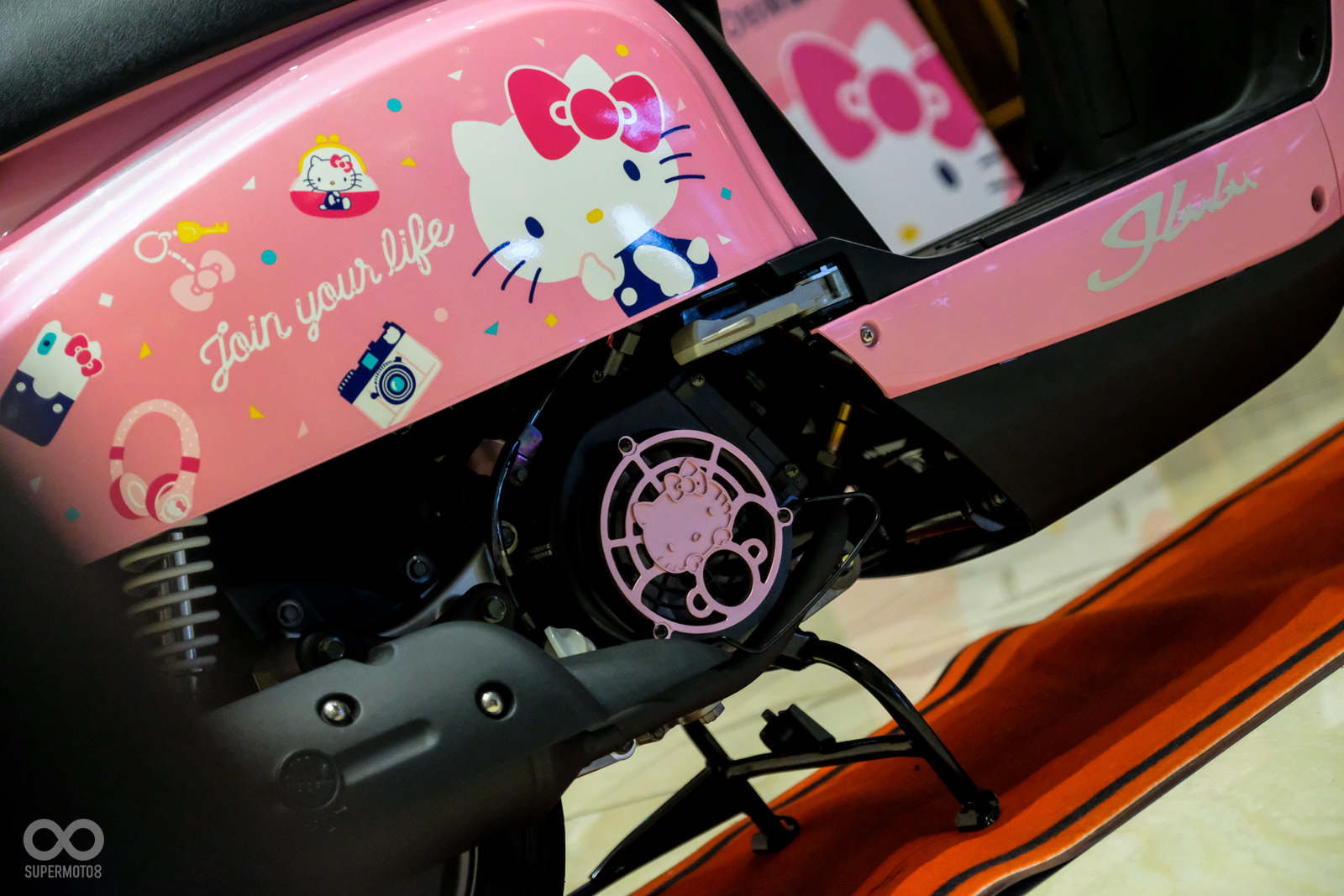 這台New J-bubu的外觀上能看到滿滿的Hello Kitty