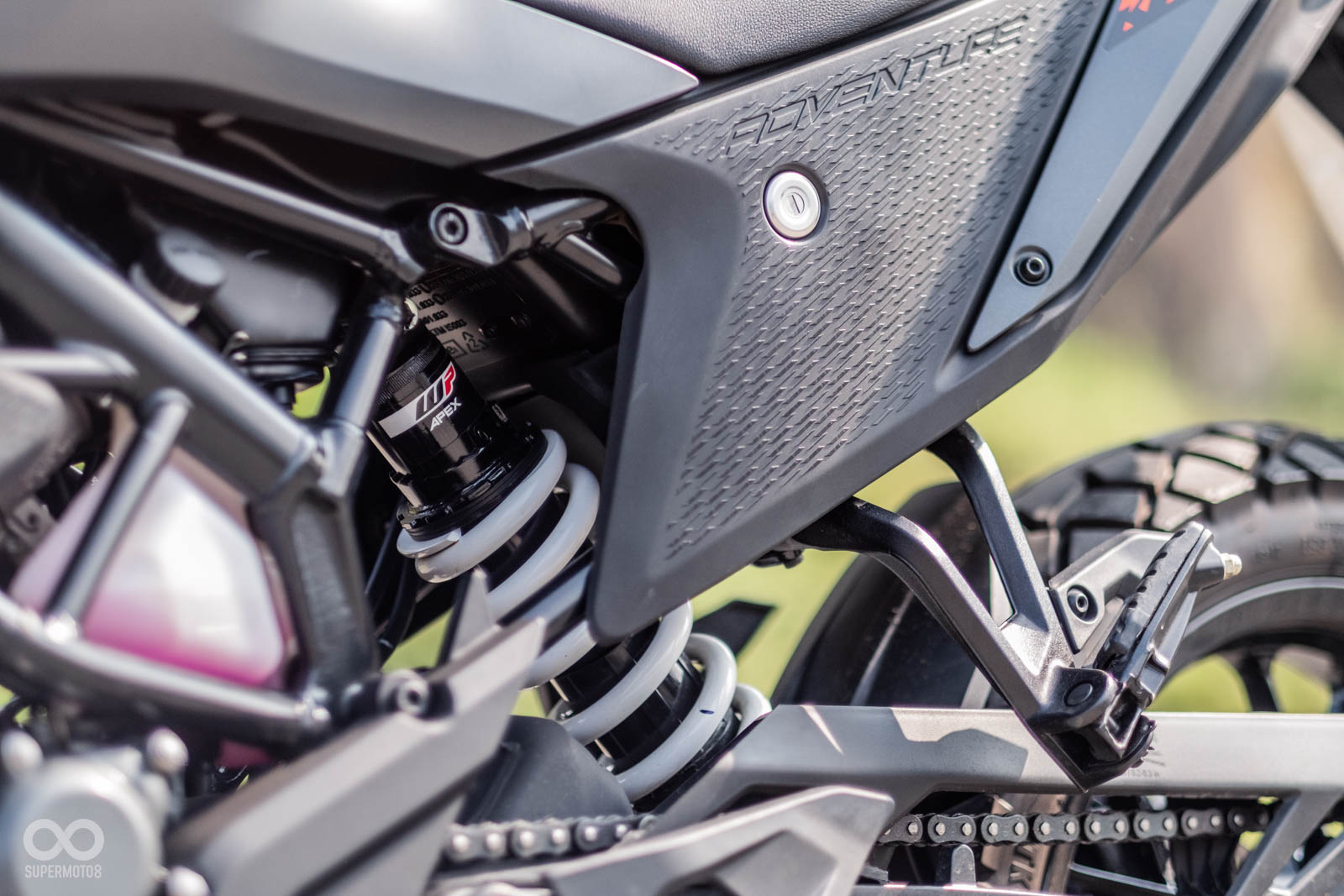 懸吊、煞車配備也相當不錯,稍微可惜的是後懸吊必須透過勾板手才能調整