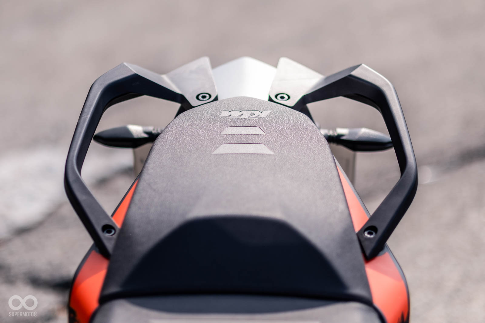 有如蝴蝶展翅的後扶手設計,筆者個人非常喜歡