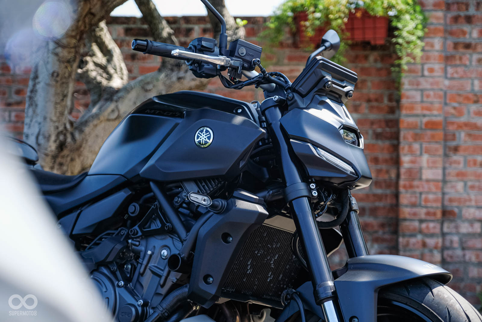 新世代的 MT-07 / 09 車頭，都讓我有種戴上面具的神秘感，甚至讓我想起鐵人28號頭盔的既視感