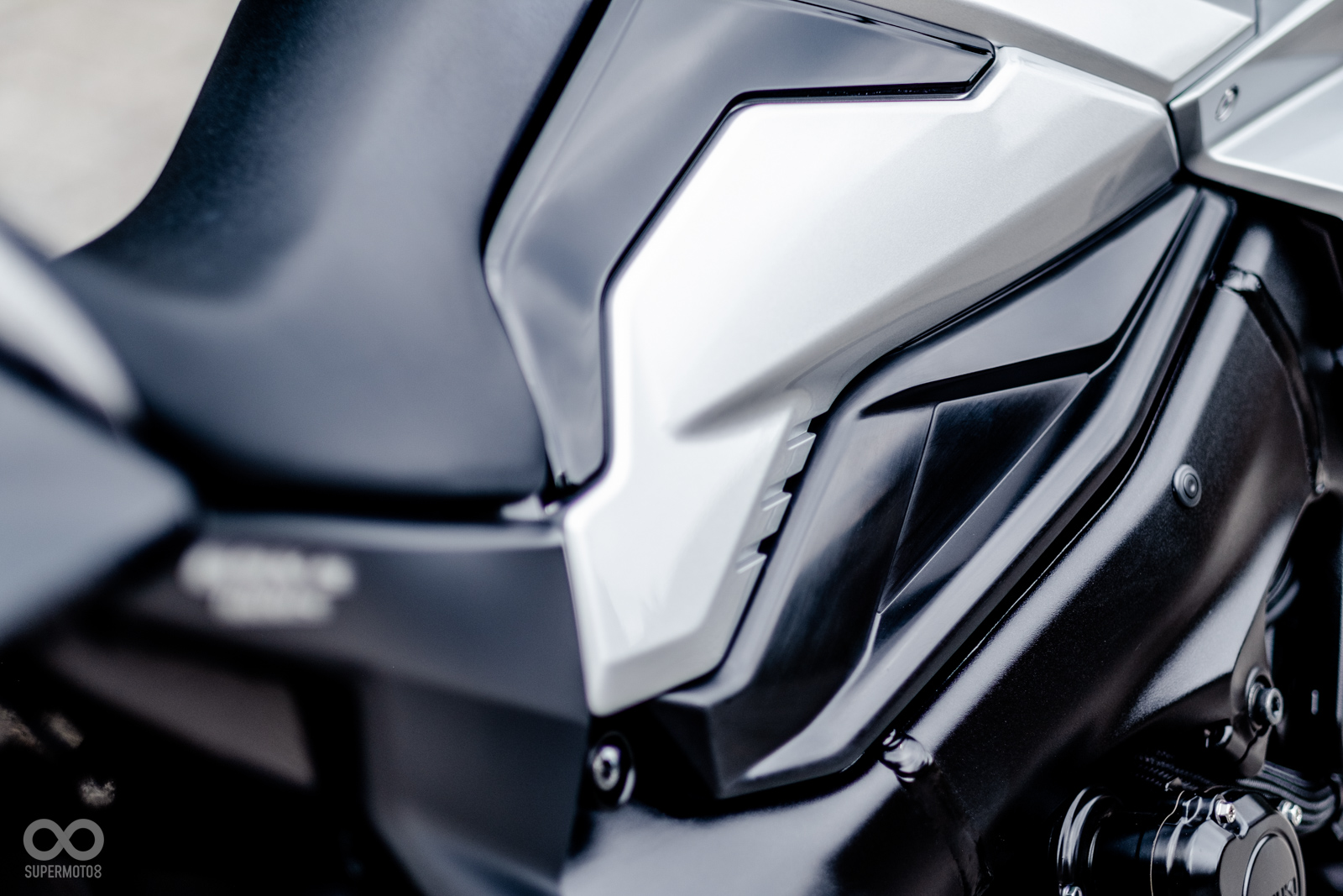 車架上方沒有烤漆或咬花的塑膠側殼,是KATANA車身上唯一的小缺點