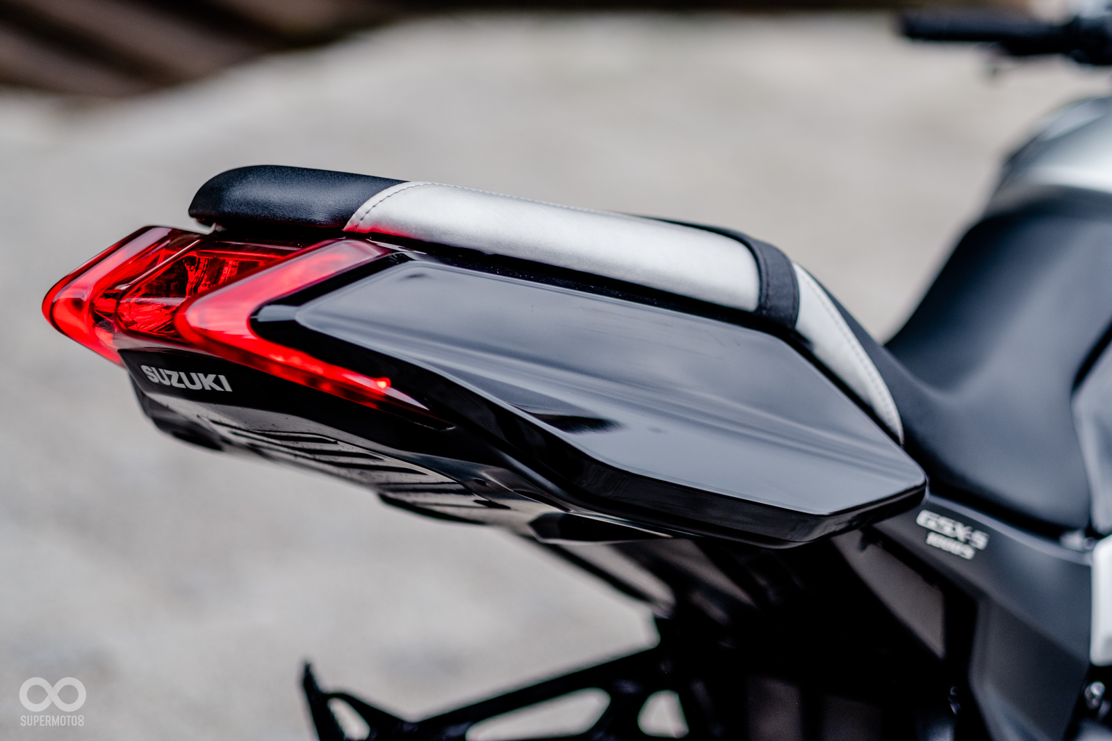 車尾一改過去跑旅風格的舒適樣貌,改以更戰鬥的短尾形式呈現,還加入熱血的機翼造型尾殼