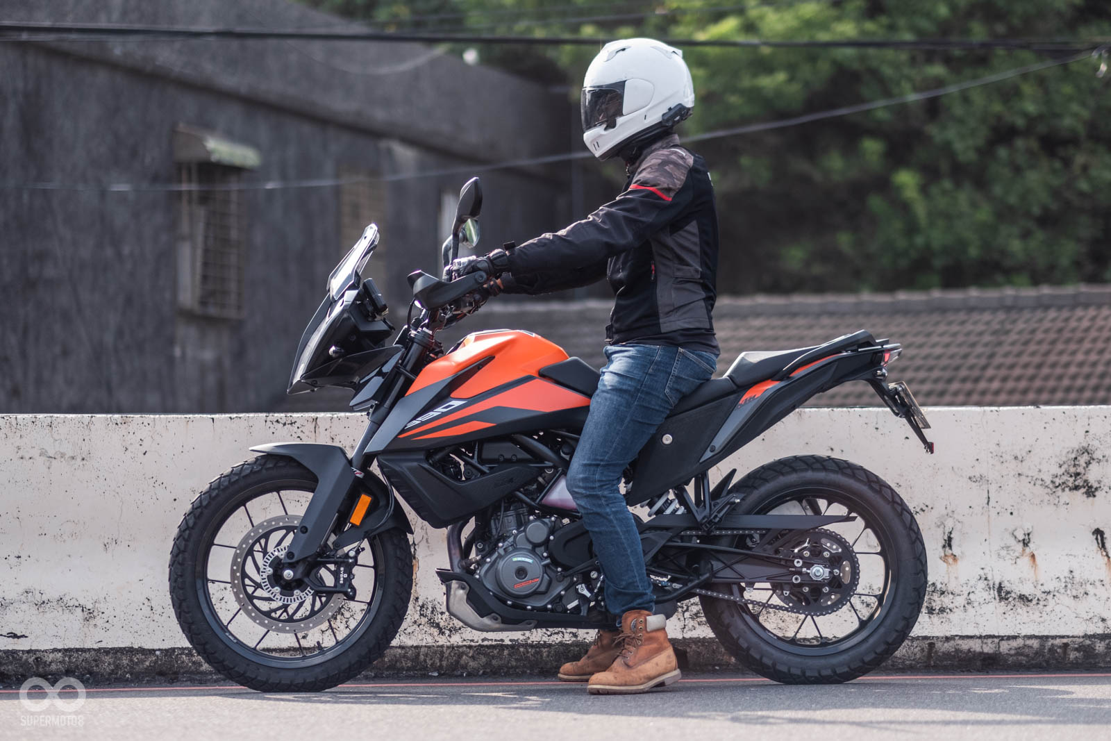 855mm的座高對身高180的筆者都要微微踮腳,但輕盈的車重其實負擔不如想像中大,建議有興趣的朋友可以親自去跨坐看看!