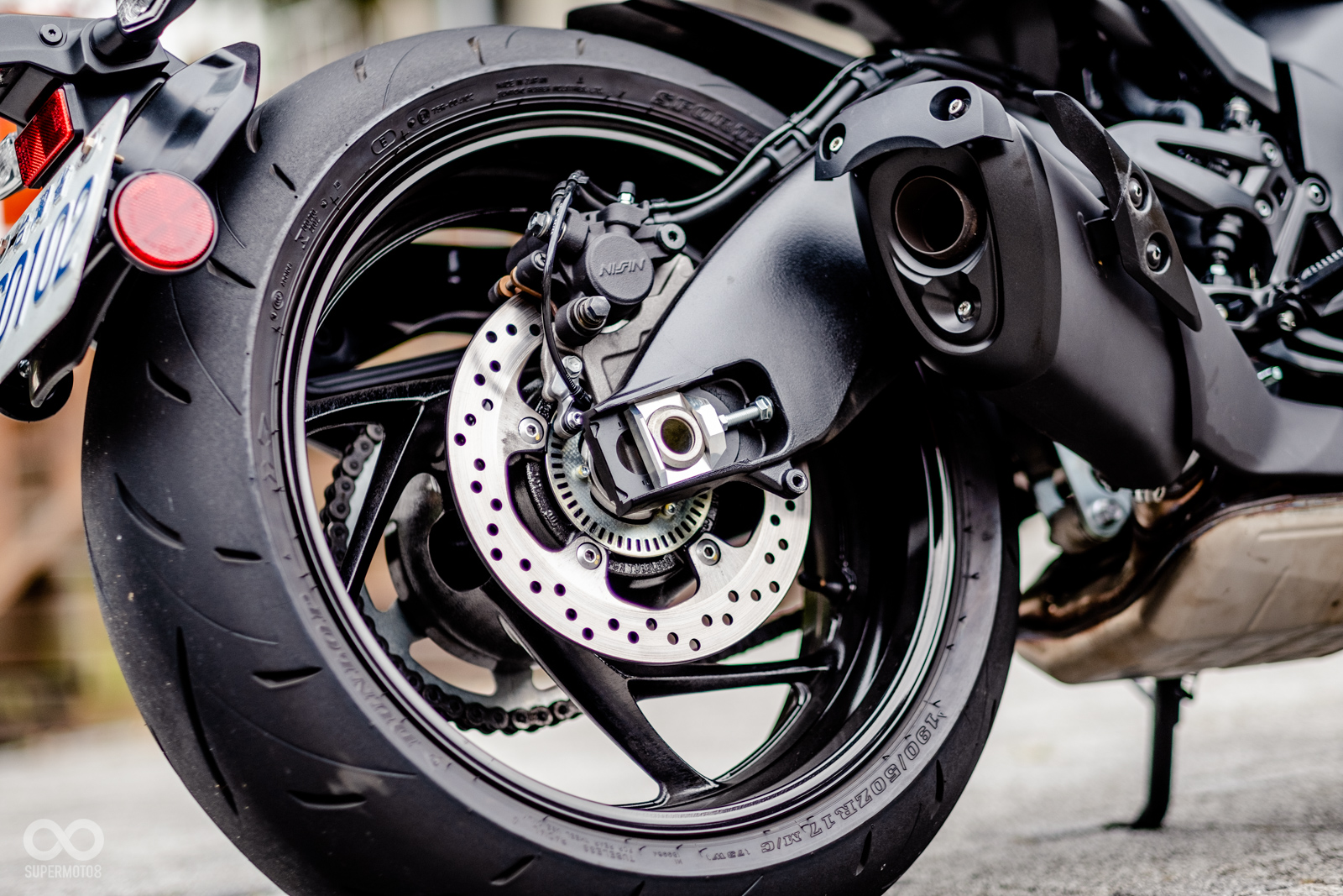 後煞車採用Nissin單向浮動式單活塞卡鉗配220mm固定碟盤;台灣版本的排氣管也有獨步全球的防燙蓋