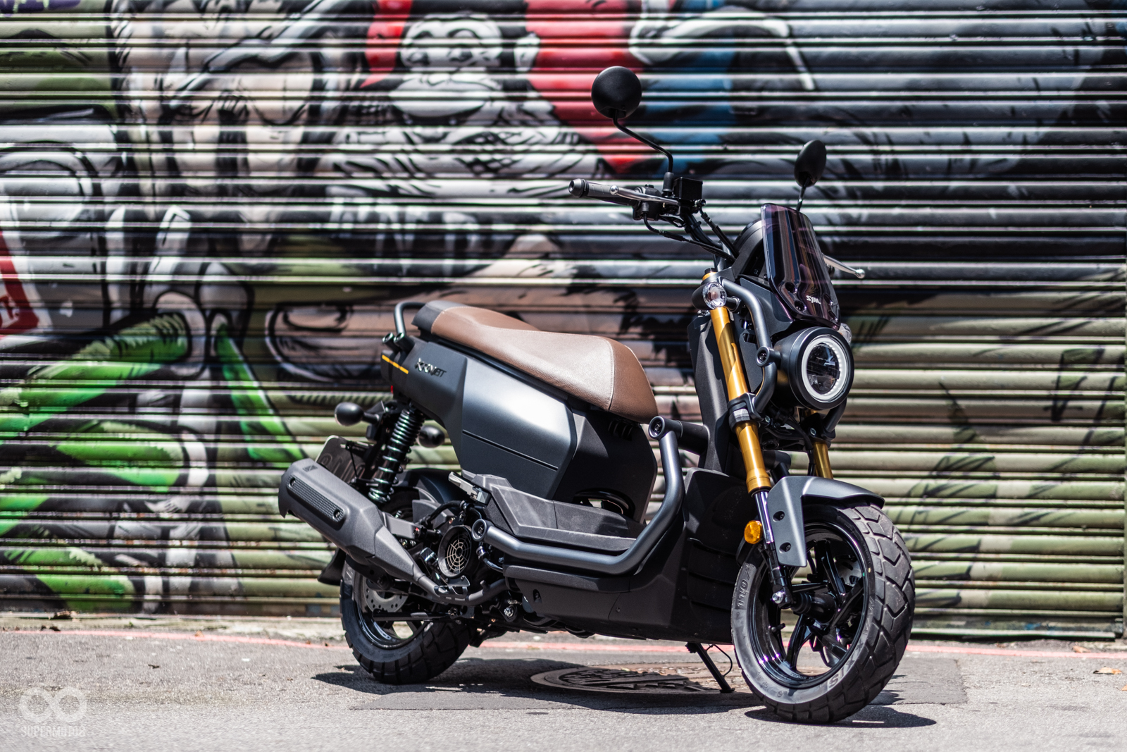 瘦窄的車頭和稍寬一些的車尾形成對比,看起來穠纖合度