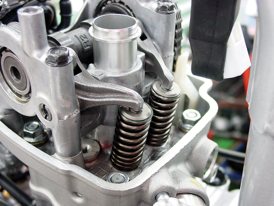 引擎內部使用源自AFRICA TWIN,結合SOHC、DOHC優點的UNICAM技術