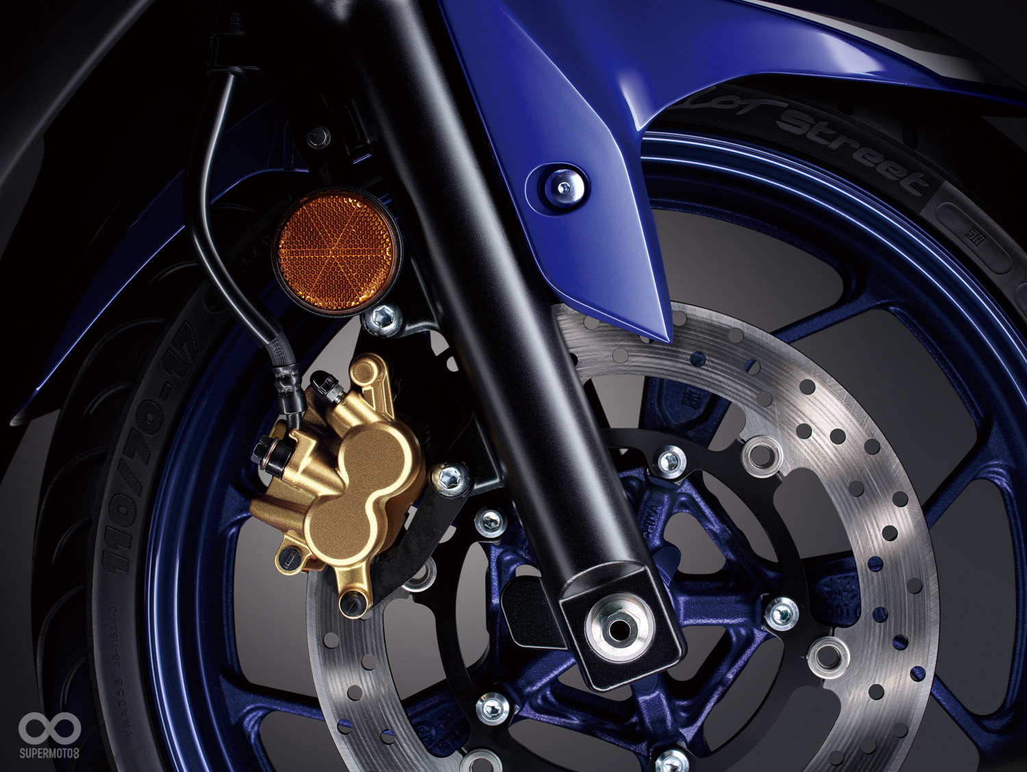 前及後輪均搭配金色卡鉗