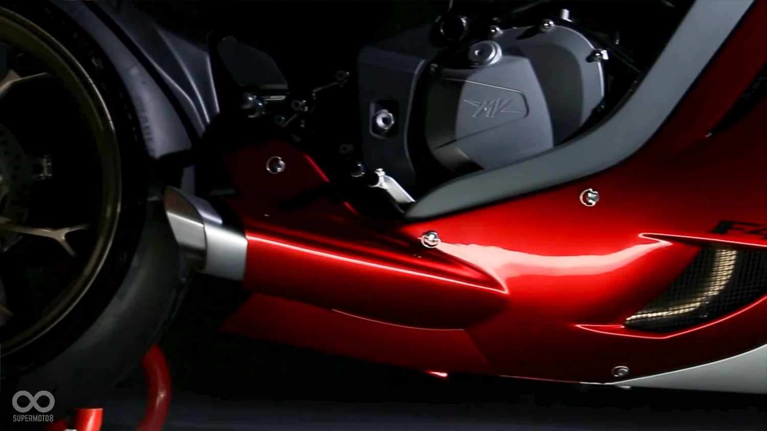 排氣管由中置四出改為側置單出