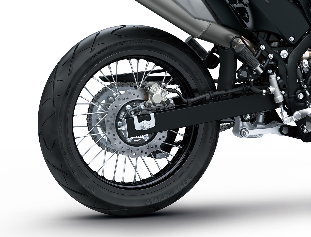 前後17吋的鋼絲輪框,能裝上多數的熱血運動胎款