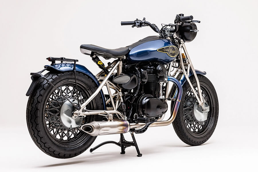 坐墊下有Öhlins阻尼,排氣管也採用全段鈦管