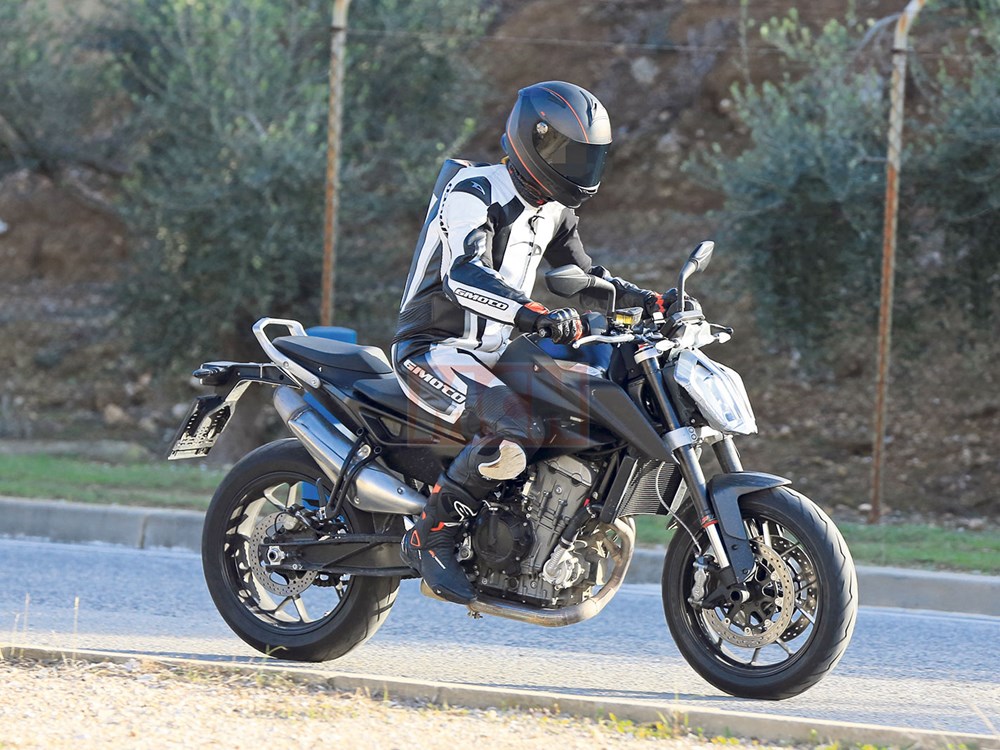 790 DUKE間諜照,比Prototype多裝置了後扶手、後座椅、後牌架以及儀表