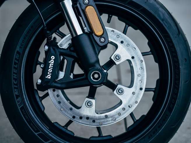 Brembo的制動系統，配上300mm的煞車碟盤