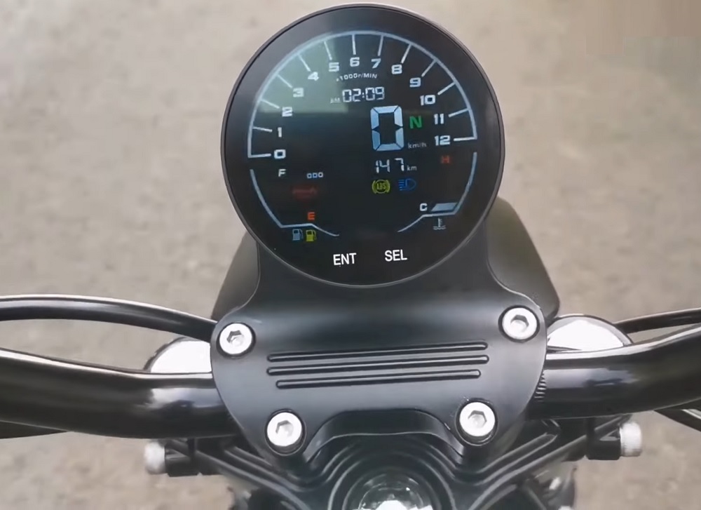 Harley-Davidson Sportster車系經典的圓形指針,在香帥重機XN650N上被換成了圓形數位儀表