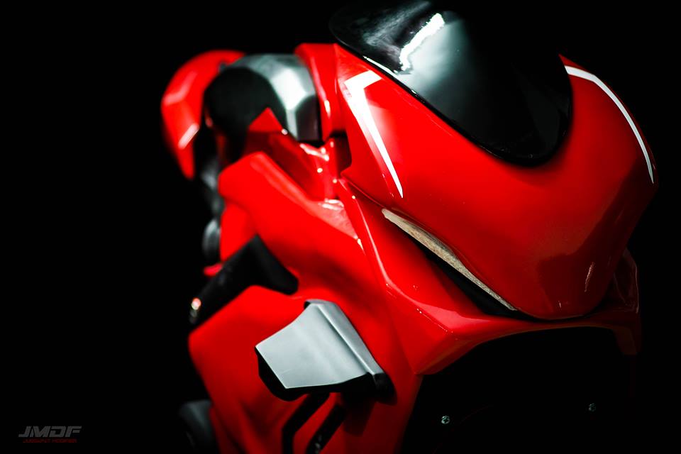 要做一台DUCATI V4R電腦，招牌的小翅膀當然必須上