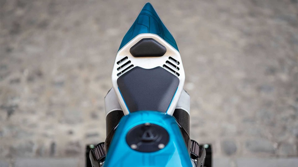 車尾換成了更短的造型之外,也用上了單座蓋讓整體造型更流利