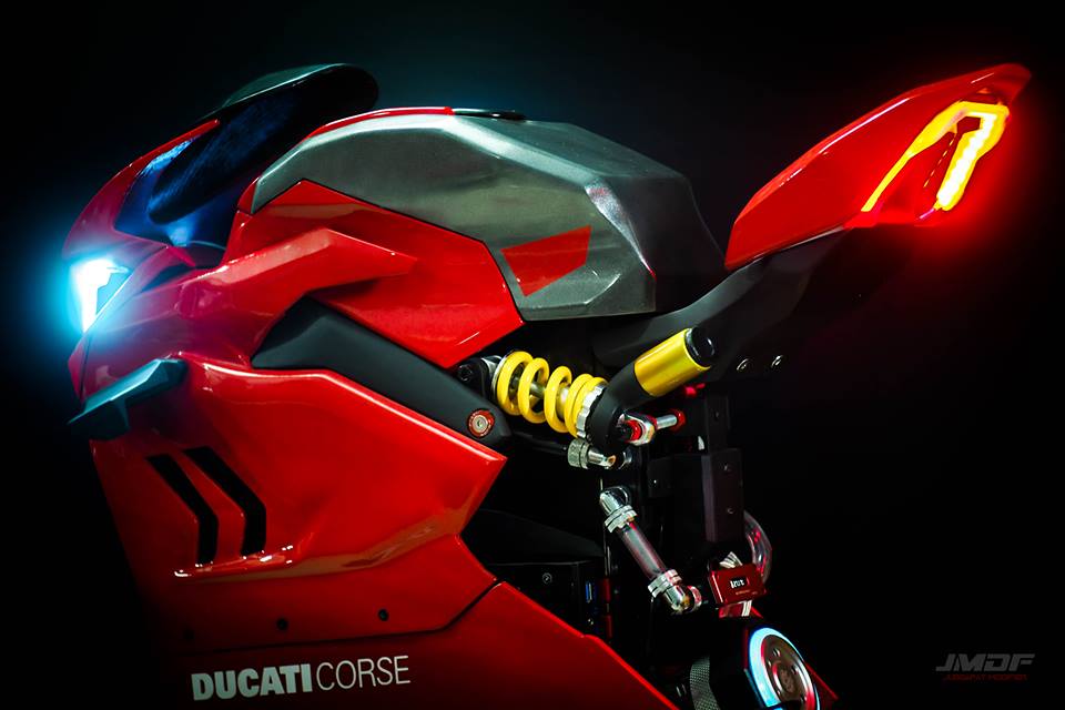 金色烤漆的後避震相當的搶眼