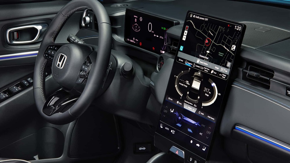 內裝整體十分簡約,中間的15.1吋中控螢幕十分搶眼