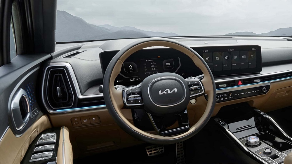 原本的10吋數位儀表換成了和中控螢幕一樣的12.3吋曲面螢幕