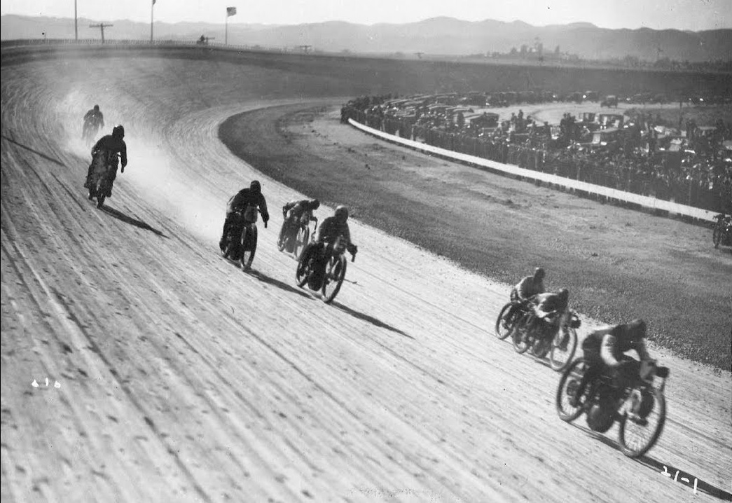 板道賽車(Board Track Racing) 是1910至20年代於美國興起的賽車運動,INDIAN 在當時西當積極參與這種比賽,也是常勝軍