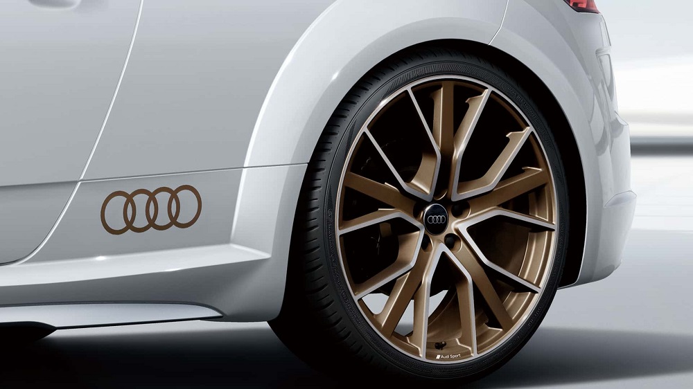 珍珠白的塗裝在搭配上古銅色的廠徽、輪框，看起來更高貴