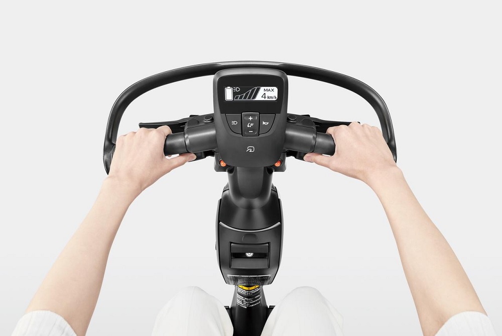 透過車前的把手即可操作車輛,儀表也顯示了目前時速及剩餘電量