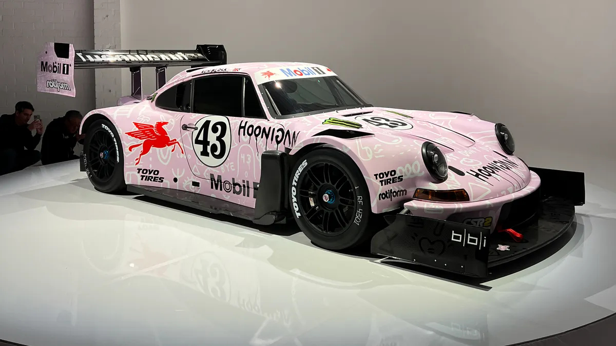 粉紅色的車身十分少女感