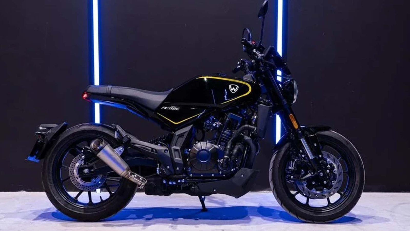 Rebbe 400外觀頗具質感，尤其那原廠就像改裝的排氣管可謂畫龍點睛