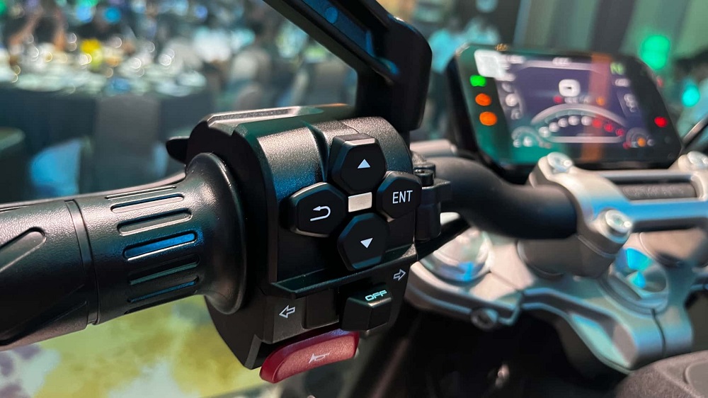 左把手上配有四個按鈕，方便進行任何儀表相關操作