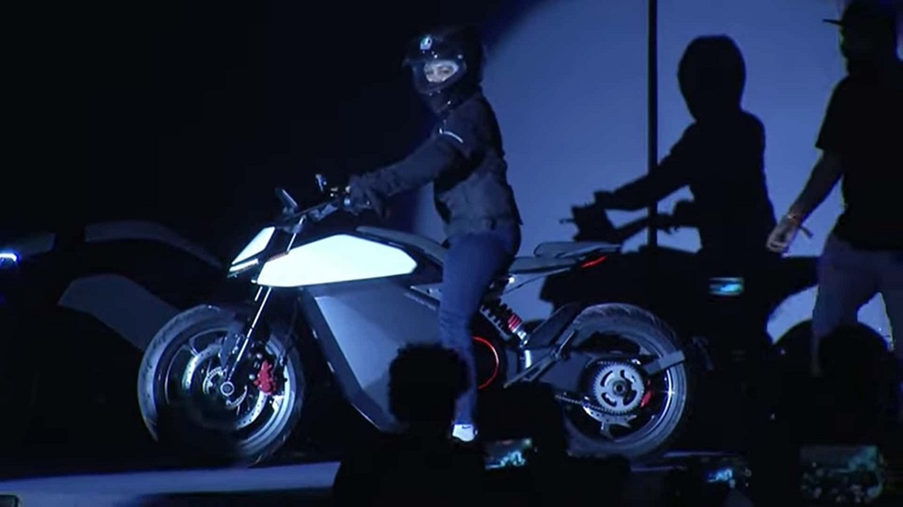 Ola Electric騎乘著其中一款概念車型進場,並宣揚概念車款的三大設計理念