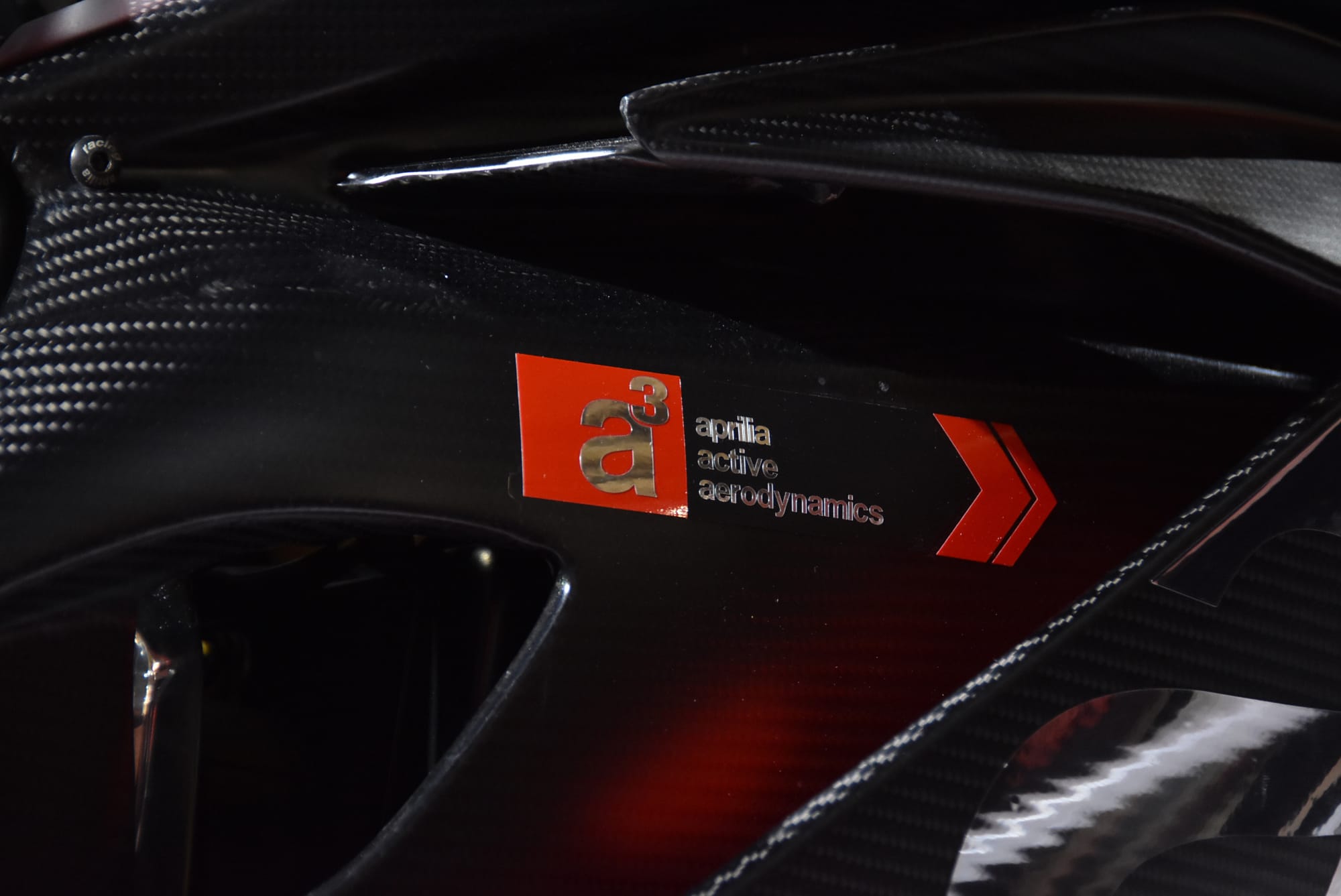 「Aprilia Active Aerodynamics」(Aprilia 主動式空氣力學)