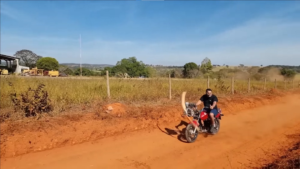 影片最後,Professor Pardal順利地騎乘在土路上