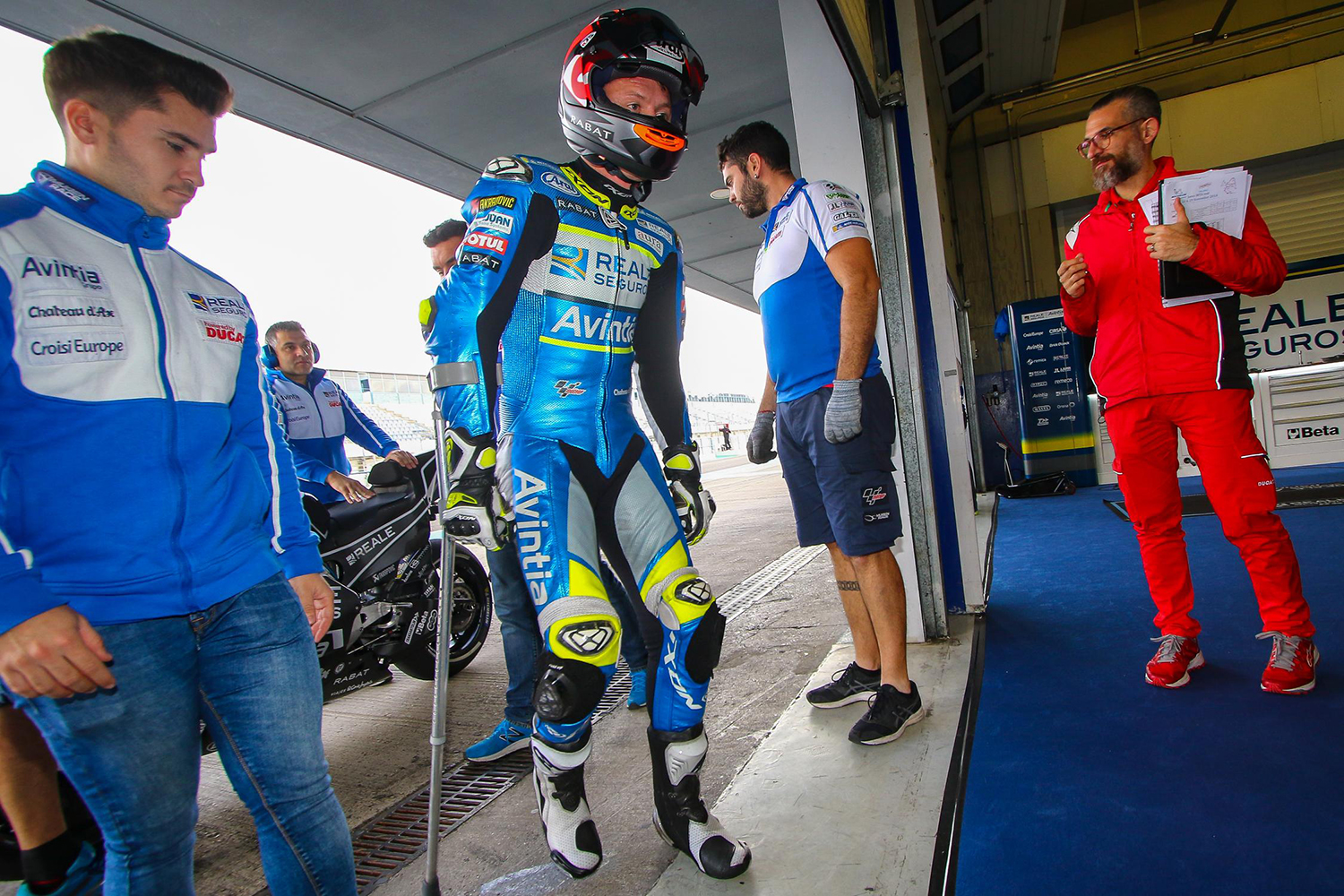 Tito Rabat儘管撐著拐杖,也要進行測試的精神實在太敬業了,非常讓人佩服