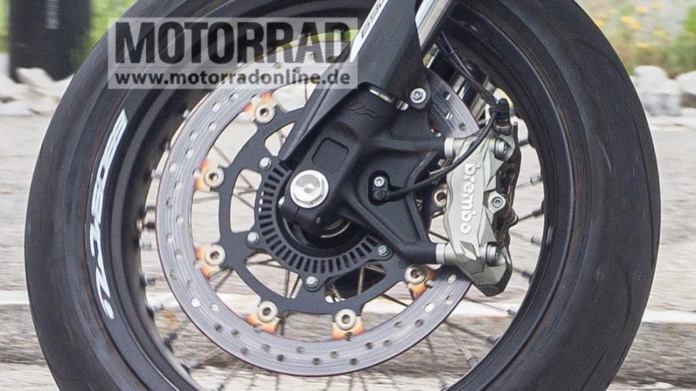 在強大性能的單缸引擎下,制動部分也是用上了相當豪華的配備