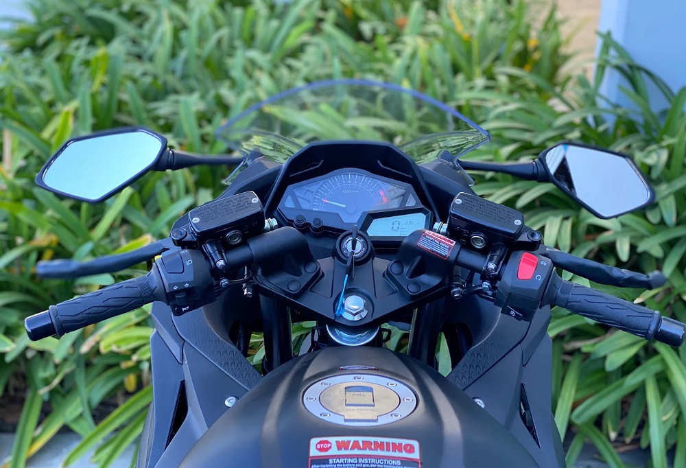 儀表部分用上了指針式搭配液晶螢幕設計