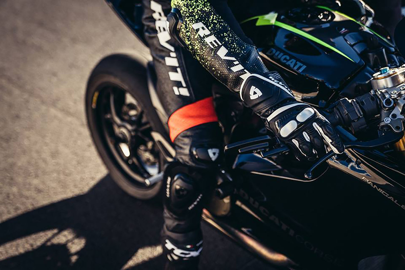 REV'IT曾在2012年與DUCATI合作,並推出Strada系列的護具。