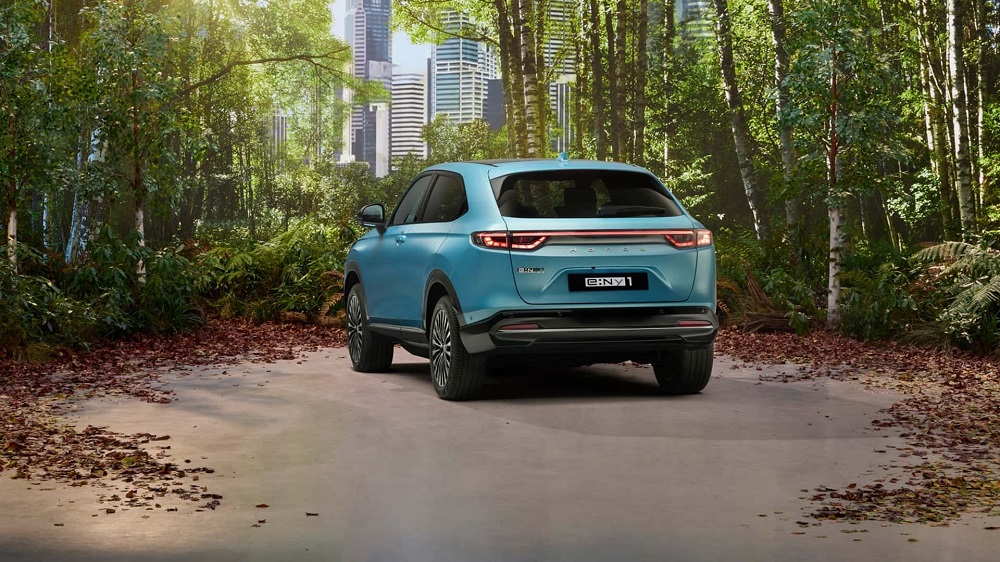 車尾的貫穿式尾燈設計也移植到e:NY1上