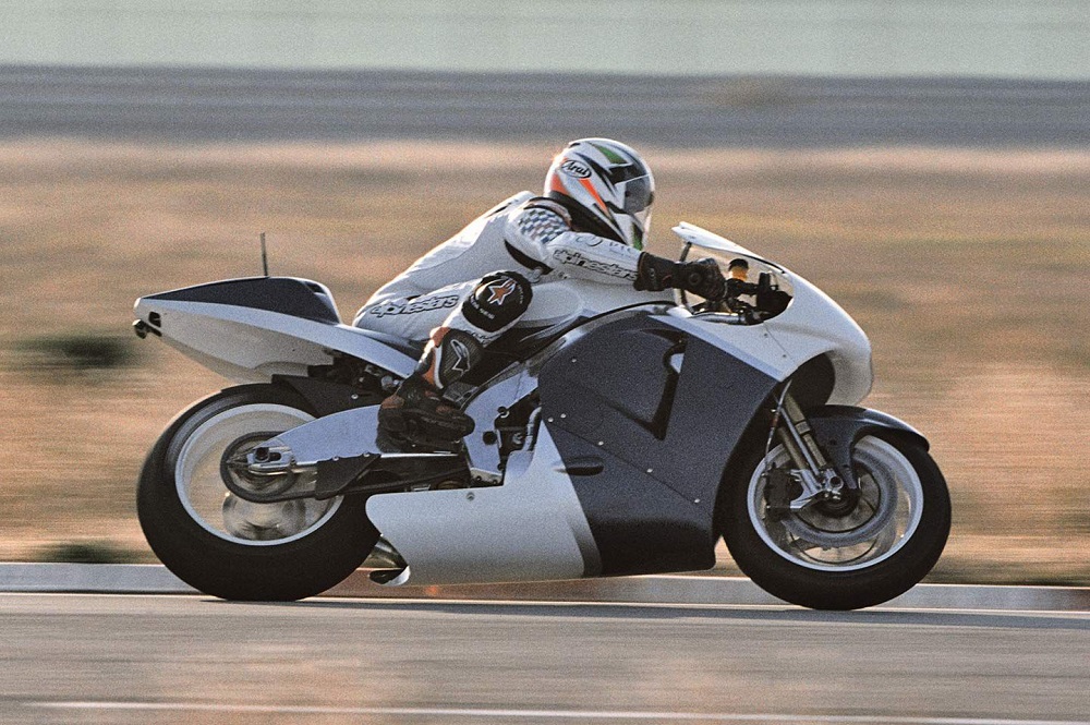 先前BMW曾經推出過3,000c.c. V-10引擎,經測試後遇到不少問題而計畫被迫中止