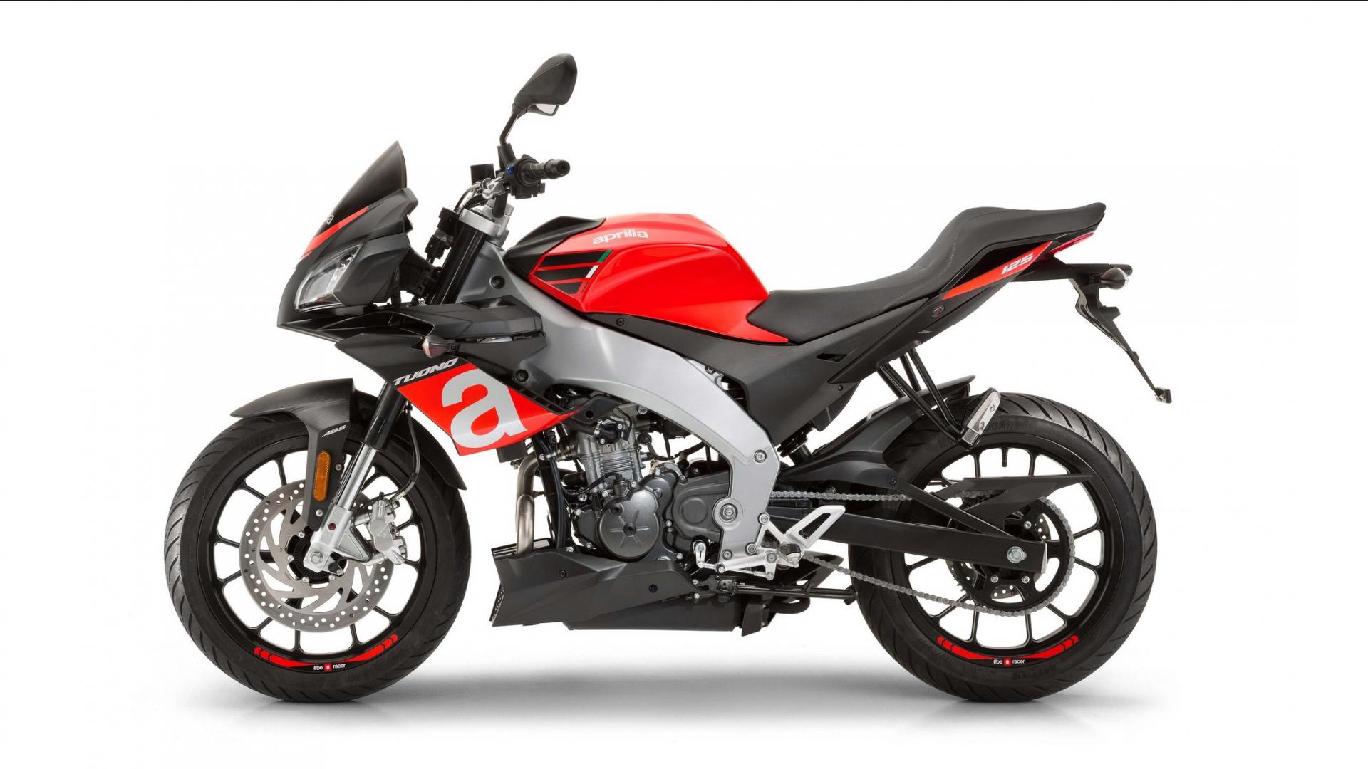 由外觀看去,活脫就是一輛高把的RS125