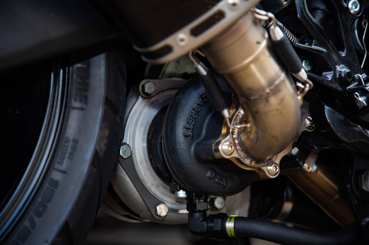 這顆隱藏的車輛底部的渦輪,雖然不起眼但是卻讓整台車有了翻天覆地的變化,將馬力增強了33匹,讓這台NIKEN Turbo的馬力數據來到148匹