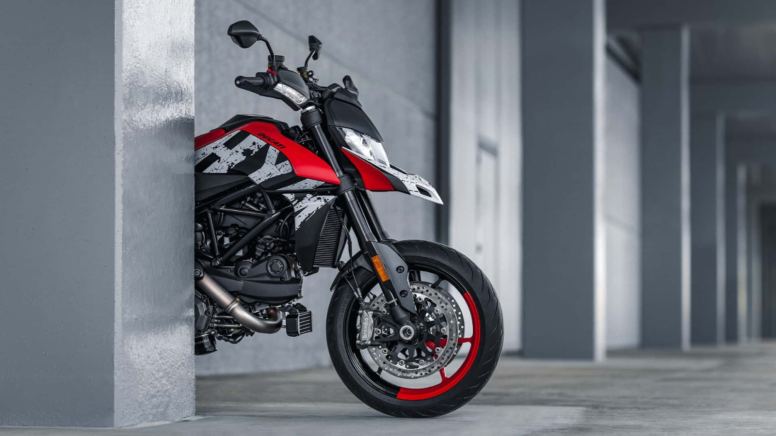 Hypermotard 950最大的特色莫過於那穠纖合度的鳥嘴造型