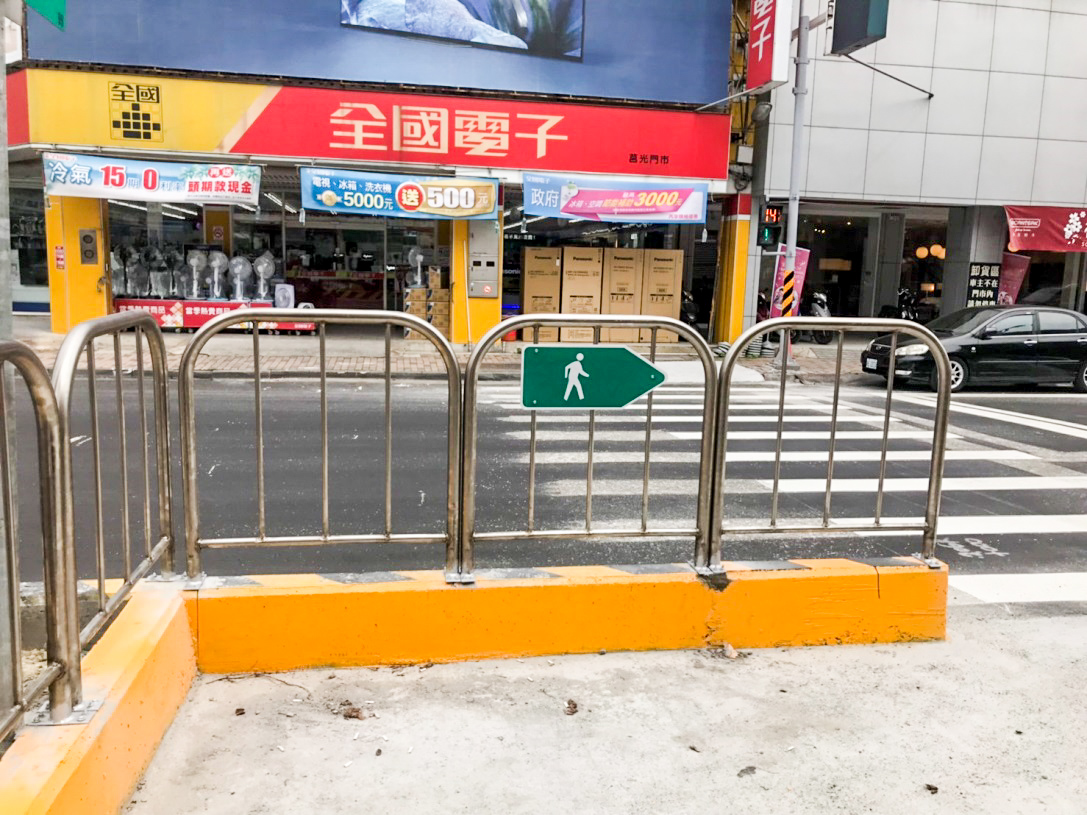 透過柵欄、指示牌,引導行人順利通過新型態的斑馬線