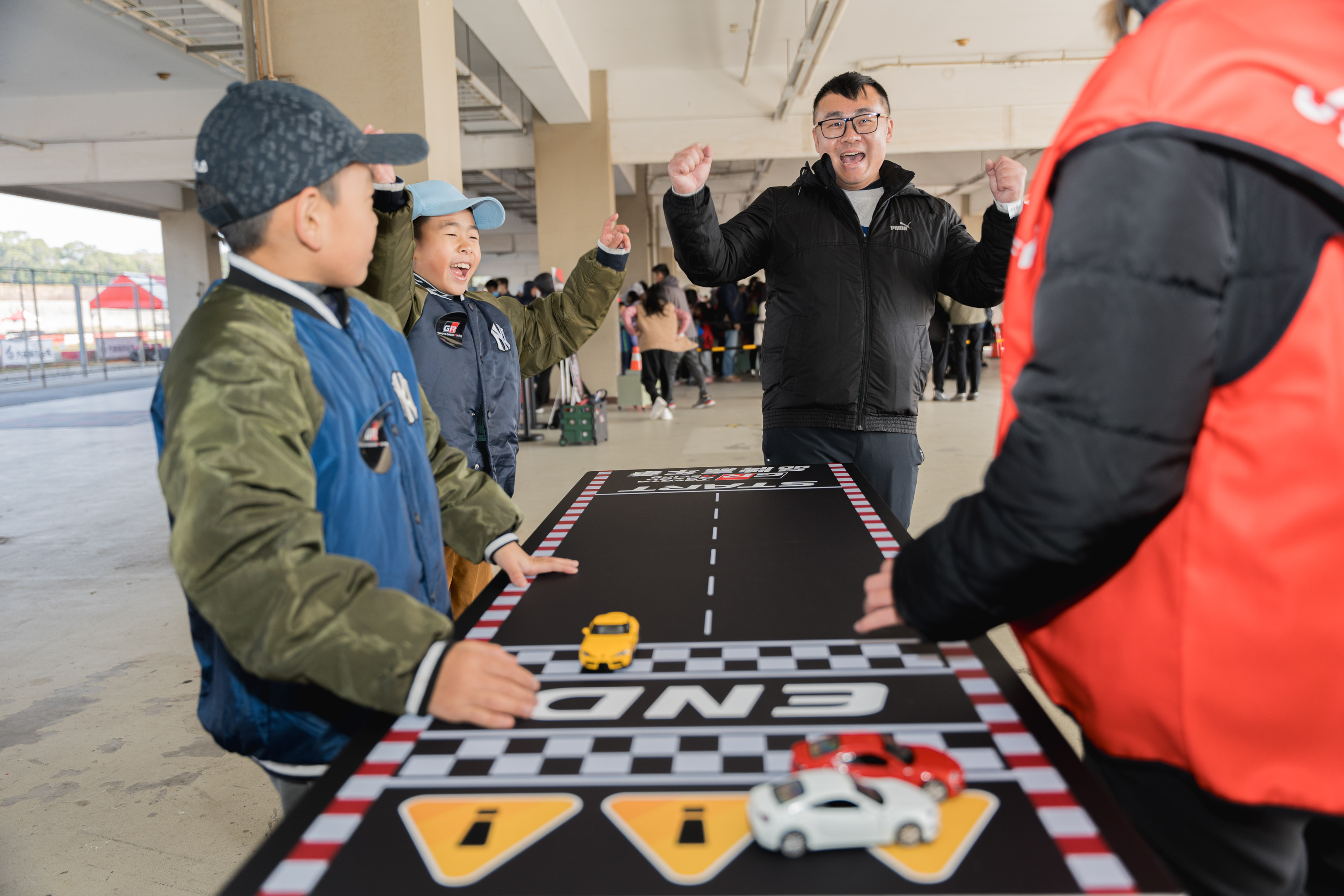 親子活動區設有多項趣味遊戲及大人小孩都愛的頭文字D賽車遊戲機，限量卡丁車駕駛體驗也是熱門活動項目。