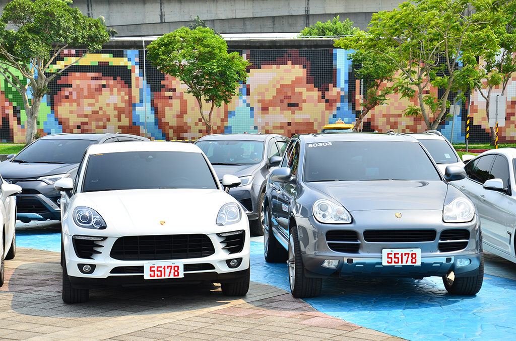 多元化計程車可免將自己的愛車漆成黃色,但須考許計程車營業登記證,也須掛上白底紅字計程車牌  photo by.大都會計程車