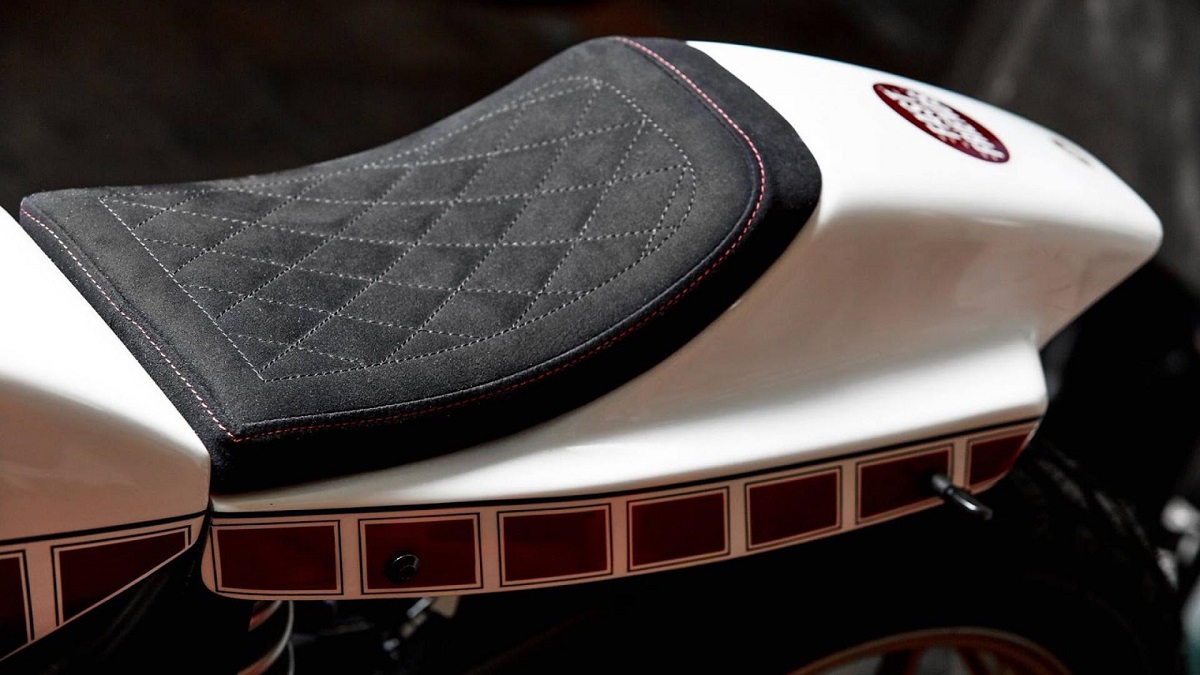 座位則把副車架改短配上單座玻璃纖維外蓋