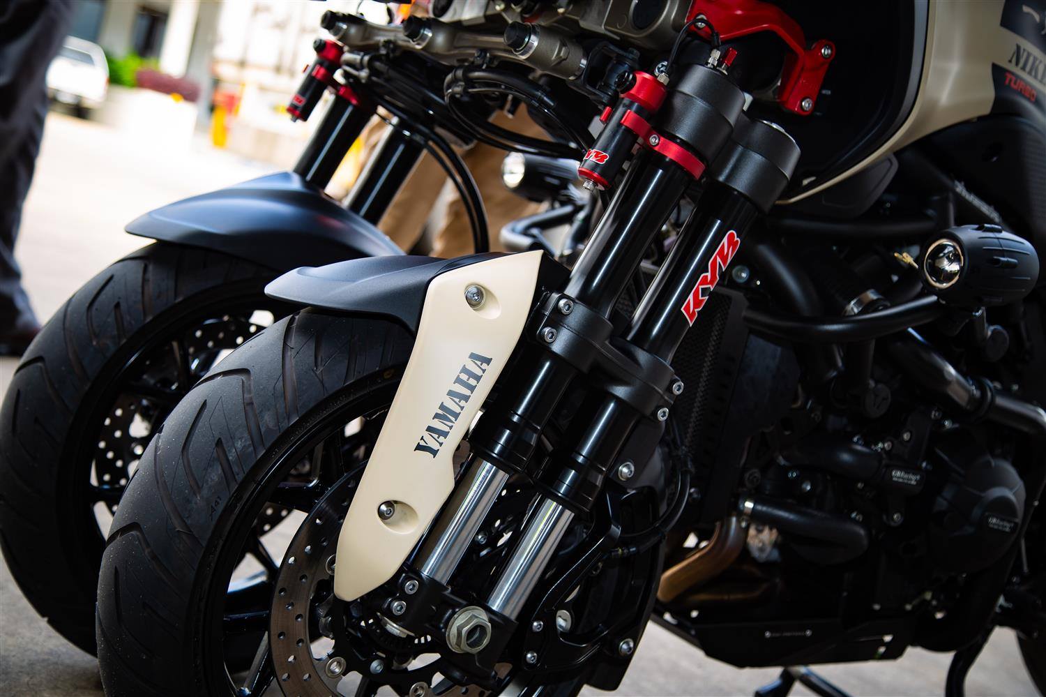 Trooper Lu's Garage替這台NIKEN換上了KYB的前叉以及Akrapovic的排氣管